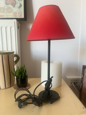 Table lamp like new with burgundy shade