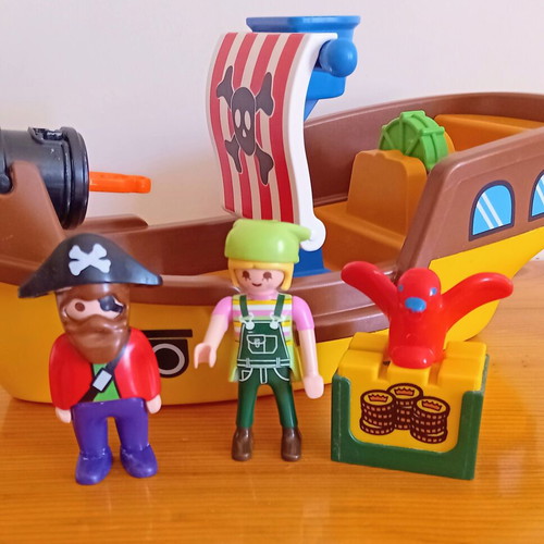 Playmobil Pirate Ship like new with water cannon and figures