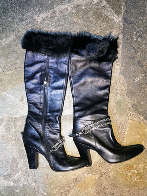 Exte Italian leather boots size 39 like new, black with fur and chain detail