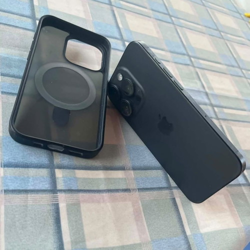 Apple iPhone 15 Pro 256GB black with case