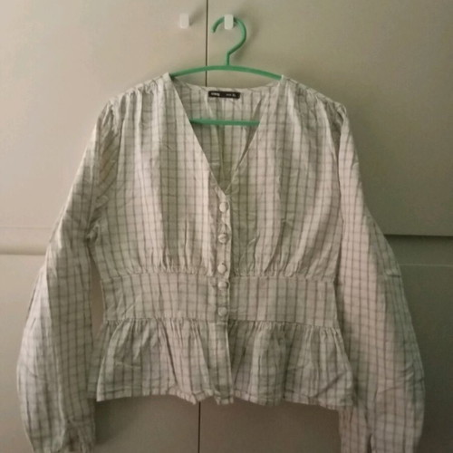 Sinsay fitted buttoned blouse like new, M/L, white-beige check