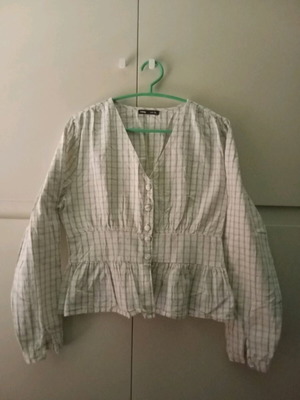 Sinsay fitted buttoned blouse like new, M/L, white-beige check