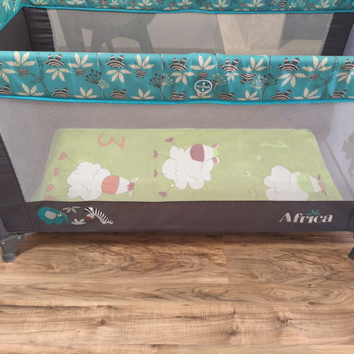 Playpen with orthopedic mattress like new, foldable with carrying case