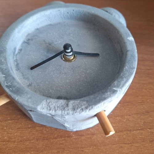 Table clock used, analog, needs battery