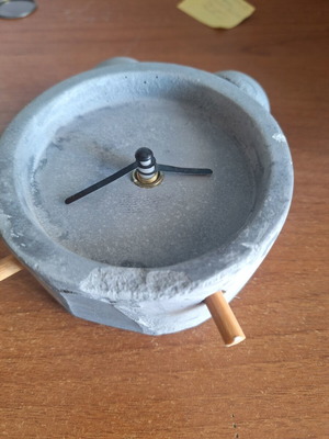 Table clock used, analog, needs battery