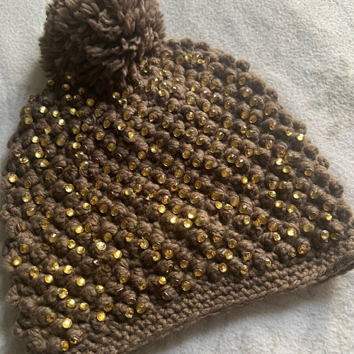Women's knit cap like new with rhinestones brown