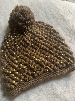 Women's knit cap like new with rhinestones brown