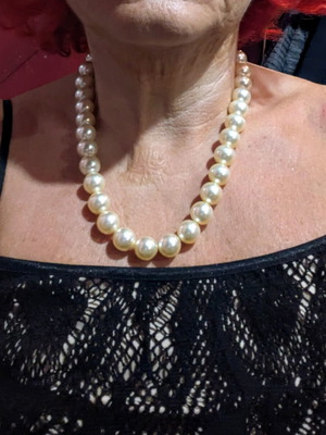 Pearl necklace 1 cm diameter, 52 cm length, like new, white