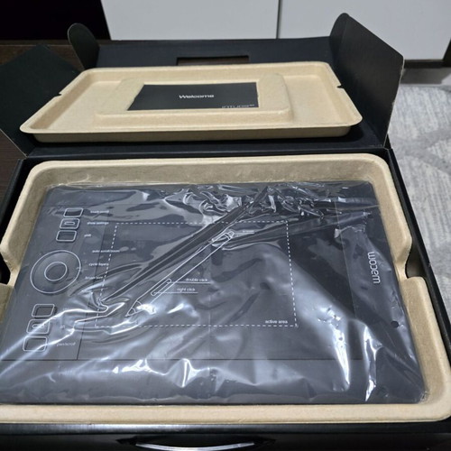 Wecom Intuos Pro Small graphic tablet like new with pen and accessories