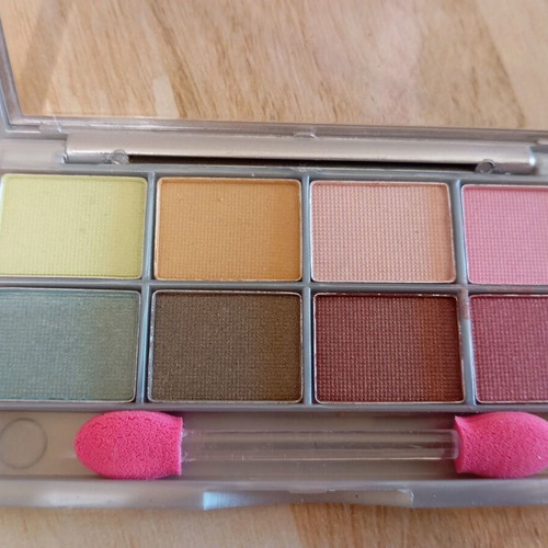 Eyeshadow palette and eye pencil set new, pack of 8 colors