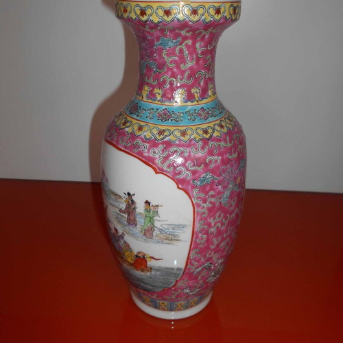 Porcelain Cantonese Famille Rose vase like new with front figures
