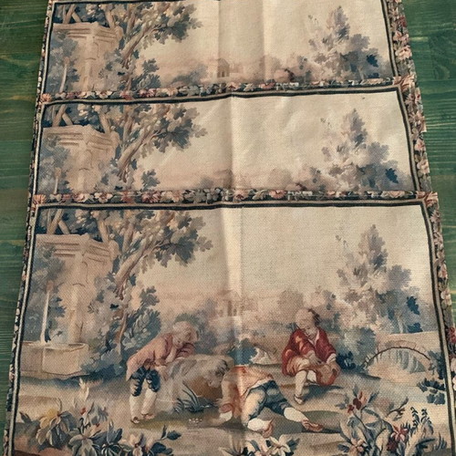 Sous Plats with Renaissance Design like new, polyester fabric