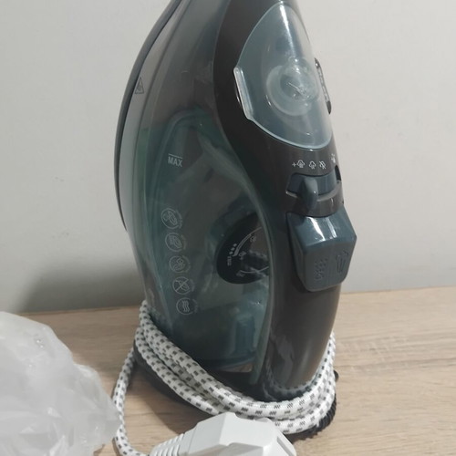 Dosette Steam Iron 2.400W like new with box and manual