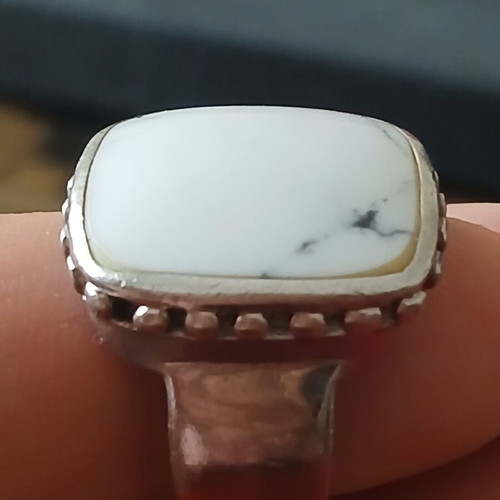 Silver 925 ring with large white agate, Lousir, like new