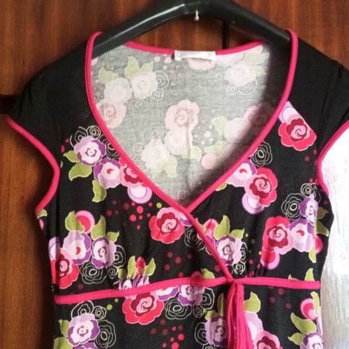 Floral blouse geisha style like new with deep neckline