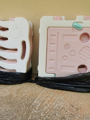 Plastic Play Fence 10 Pieces Like New, 9 Panels and 1 Door