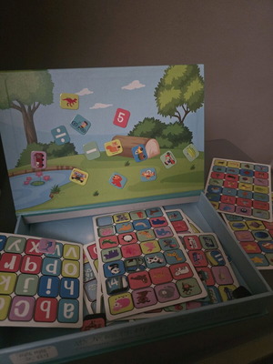 Portable magnetic board like new with write-erase feature