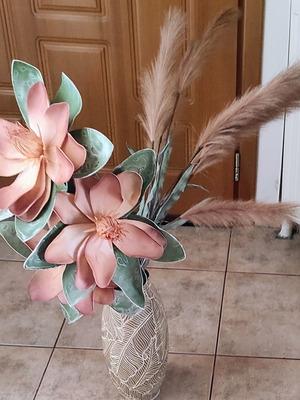 Inkas wooden floor vase like new with salmon flowers