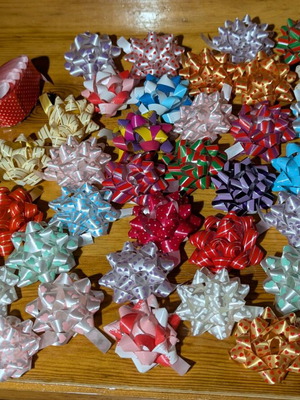Gift bows new, pack of 35 with red ribbon