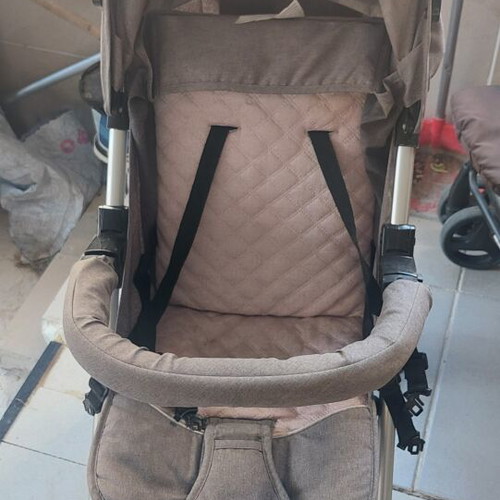 Lightweight foldable baby stroller