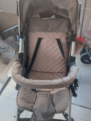 Lightweight foldable baby stroller