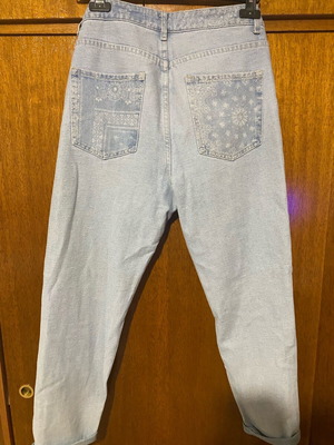Jeans size 32