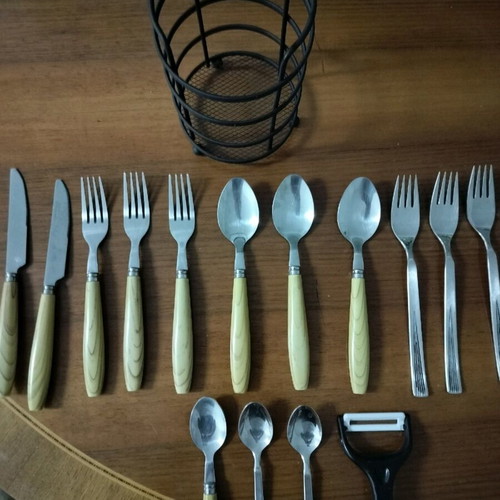 Kitchen utensil set like new with knives, forks, spoons and peeler