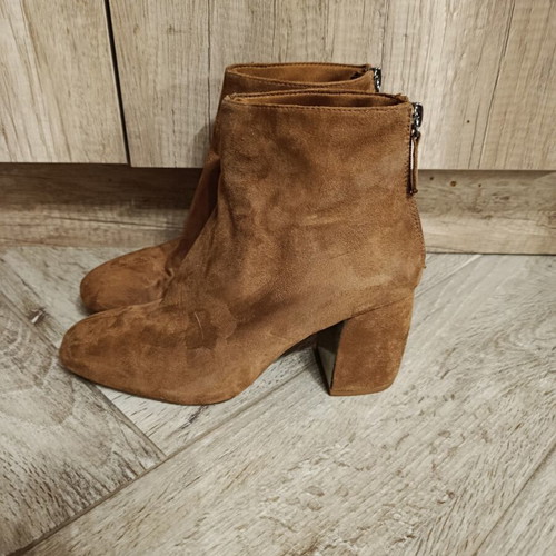 Brown suede ankle boots with block heel and back zipper