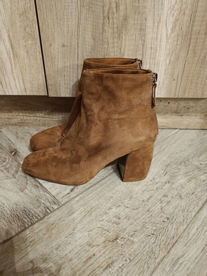Brown suede ankle boots with block heel and back zipper