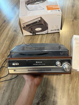 Denver VPR190mk turntable with radio and aux