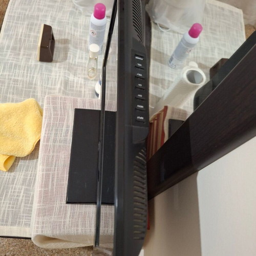 TV 15.6'' like new with extra antenna and wall mount
