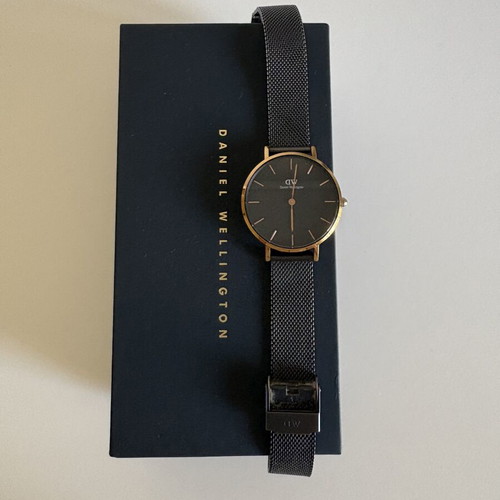 Daniel Wellington Petite Ashfield 32mm women's watch like new, black metal bracelet