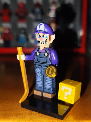 Μινιφιγούρα Waluigi σαν καινούργια με βάση, χρυσό κέρμα, question box, μπαστούνι χόκεϊ