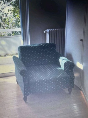 Single sofa bed like new, space-saving design