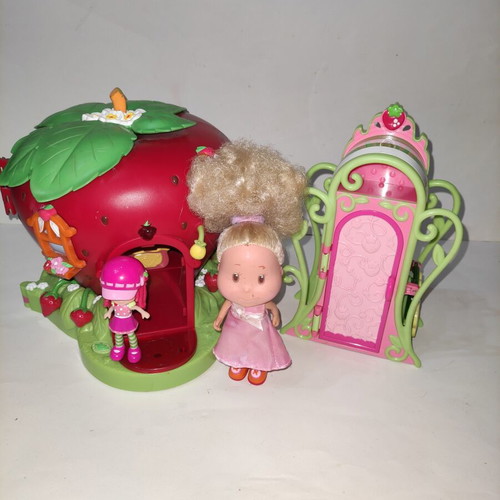 Vnt Strawberry dollhouse and wardrobe with clothes and accessories used, set