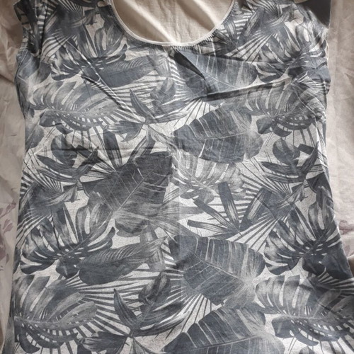 Women's sleeveless blouse with leaf pattern size L like new