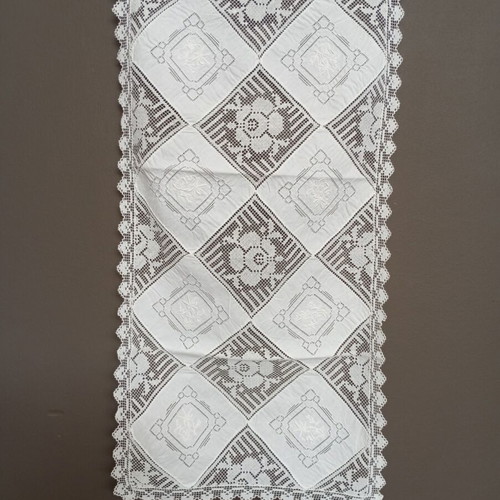 Set of 3 vintage table runners like new