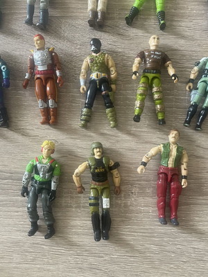 13 Gi Joe figures, pack