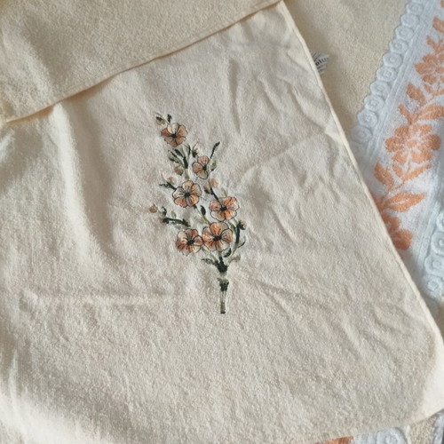 Towel set 3 pieces, like new, cream with floral embroidery