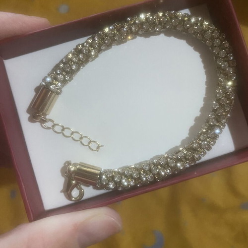 Gold bracelet with beautiful detail, new