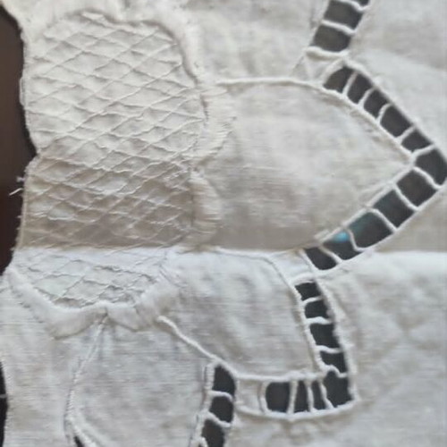 Vintage embroidered tablecloth 98x98 cm with cutwork and sunflower design like new