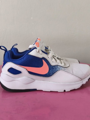 Дамски маратонки Nike LD Runner като нови, бели с сини и оранжеви детайли, номер 36.5