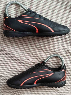 Ποδοσφαιρικά παπούτσια Puma Vitoria TT μεταχειρισμένα, νούμερο 35, μαύρο και πορτοκαλί