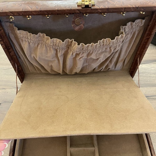 Leather Jewelry Box 100% like new with compartments and mirror