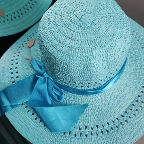 Beach hat with turquoise bow like new