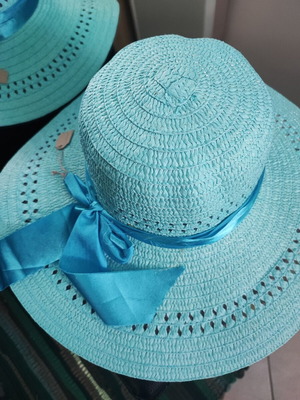 Beach hat with turquoise bow like new