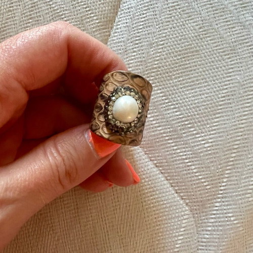 Ring like new with pearl and rhinestones, large, adjustable