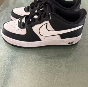 Nike Air Force LV8 2