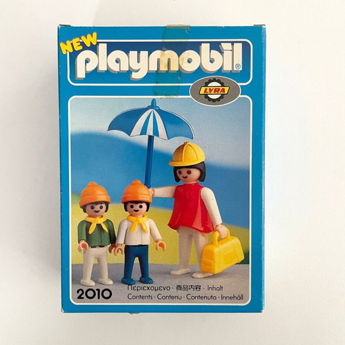 Playmobil Lyra 2010 Mom with Kids in the Rain sealed like new