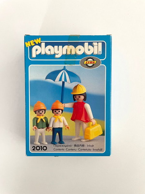 Playmobil Lyra 2010 Mom with Kids in the Rain sealed like new